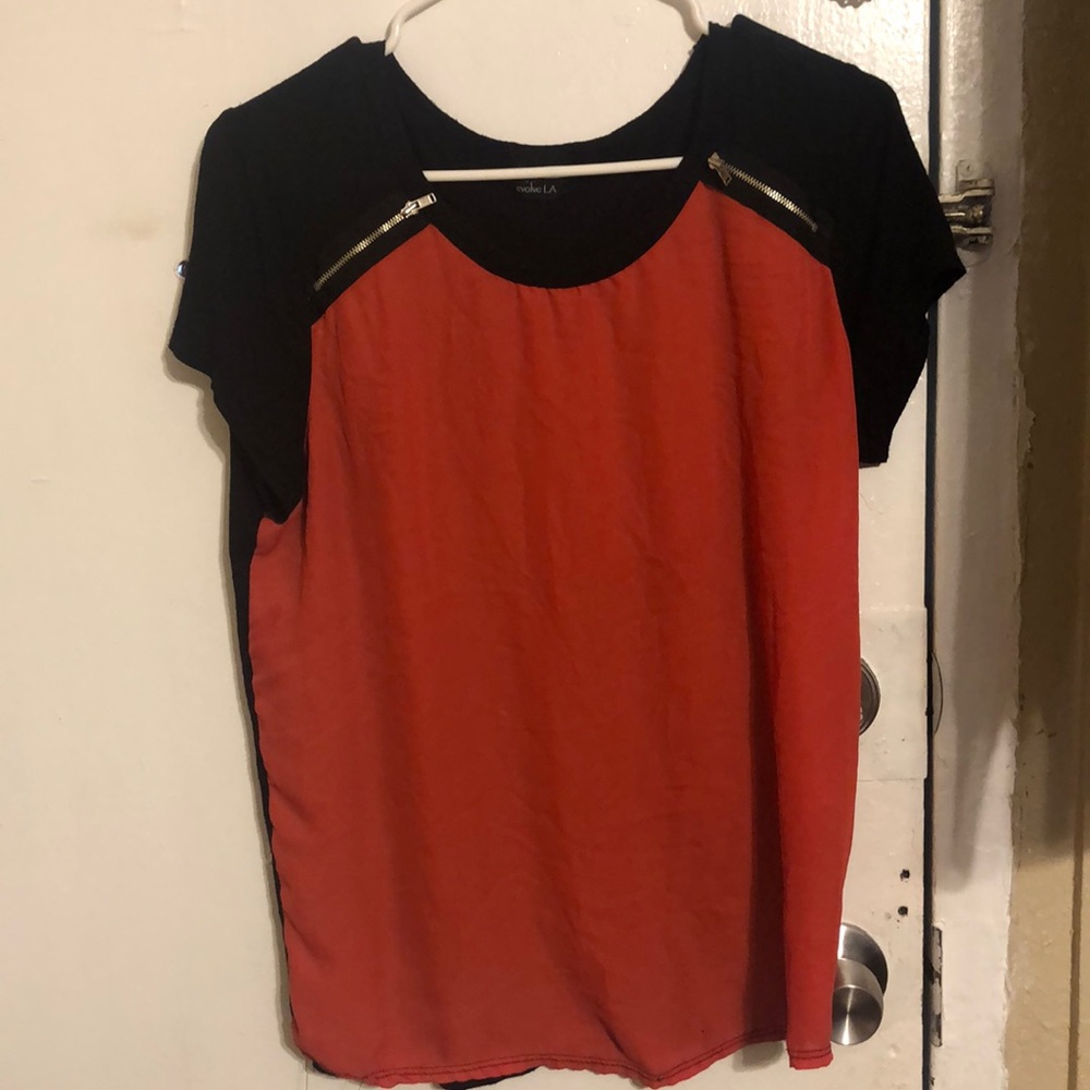 A short sleeve shirt two first pockets and is In good condition